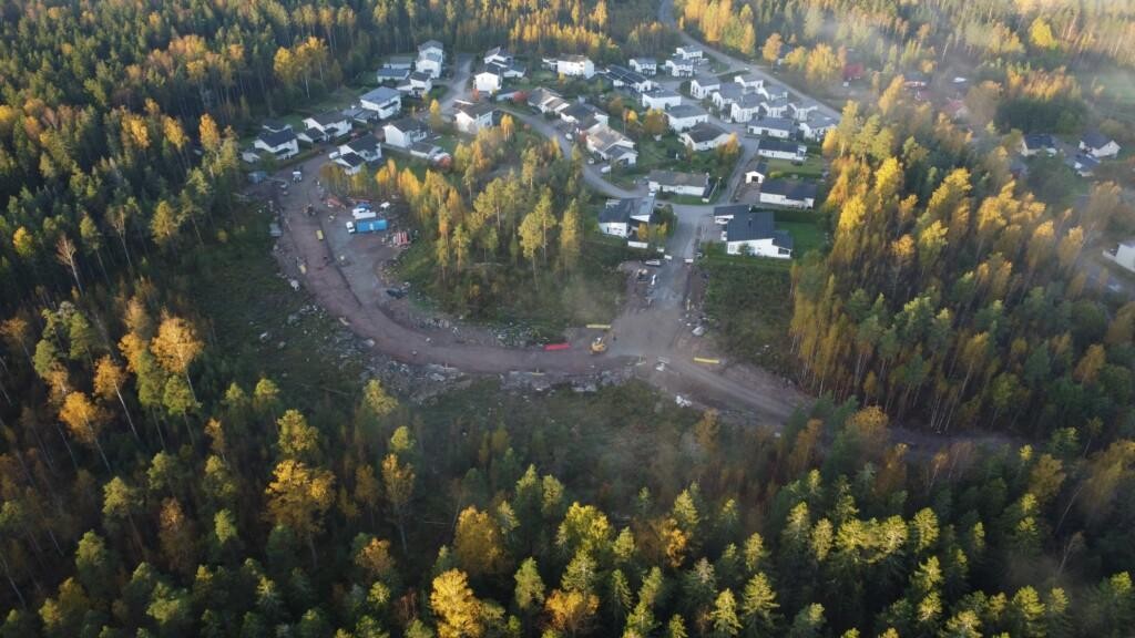 Ilmakuva, omakoti- ja paritaloja, Haikkoonmetsänkadun rakentaminen käynnissä, ympärillä metsää.