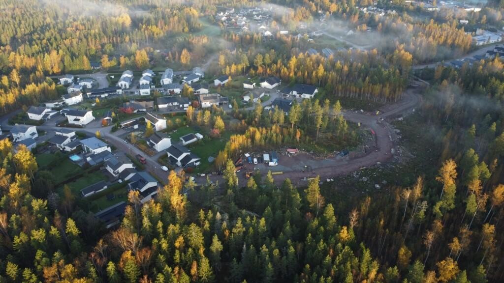 Ilmakuva, edessä metsää, sen takana rakenteilla oleva Haikkoonmetsänkatu sekä omakoti- ja paritaloja. Taaempana puistometsiä ja asutusta sekä Ylä-Haikkoon päiväkoti.