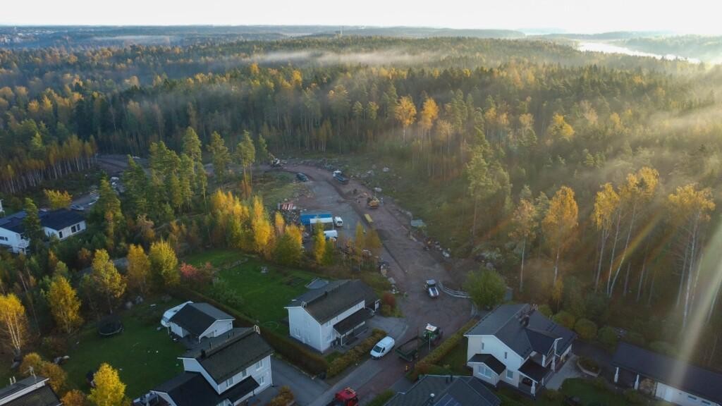 Ilmakuva. Edessä muutama omakotitalo, niiden takana rakenteilla oleva Haikkoonmetsänkatu ja paljon metsää, kauempana oikeassa kulmassa pilkottaa Haikkoonselkää.
