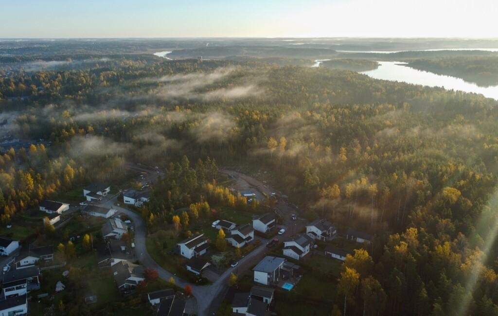 Ilmakuva. Edessä omakoti- ja paritaloja, niiden takana rakenteilla oleva Haikkoonmetsänkatu ja paljon metsää, kauempana kiemurtelee Porvoonjoki ja aukeavaa jokisuistoa.