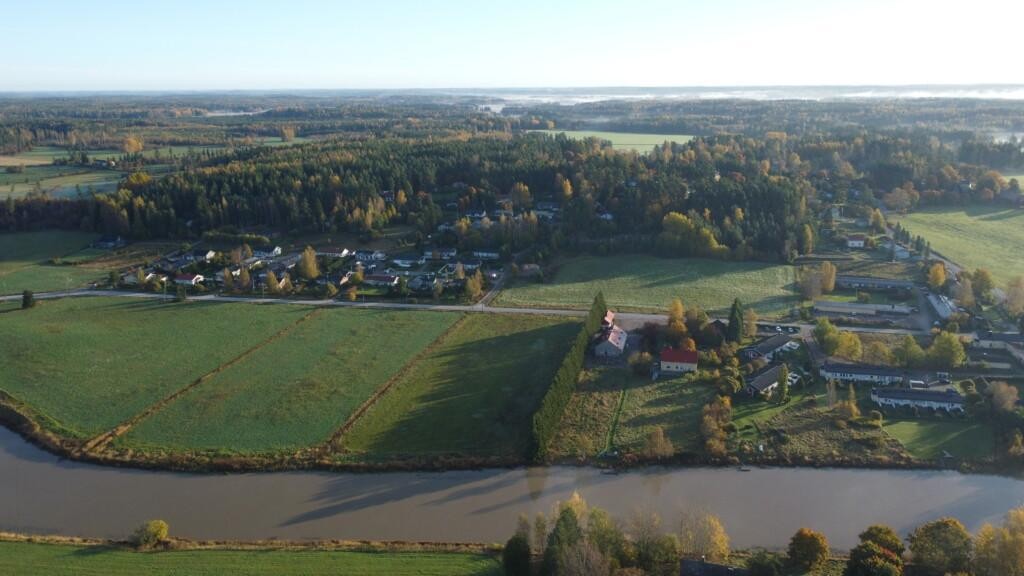 Flygfoto, Borgå å, åkrar, hus i Kerko bycentrum samt skog.