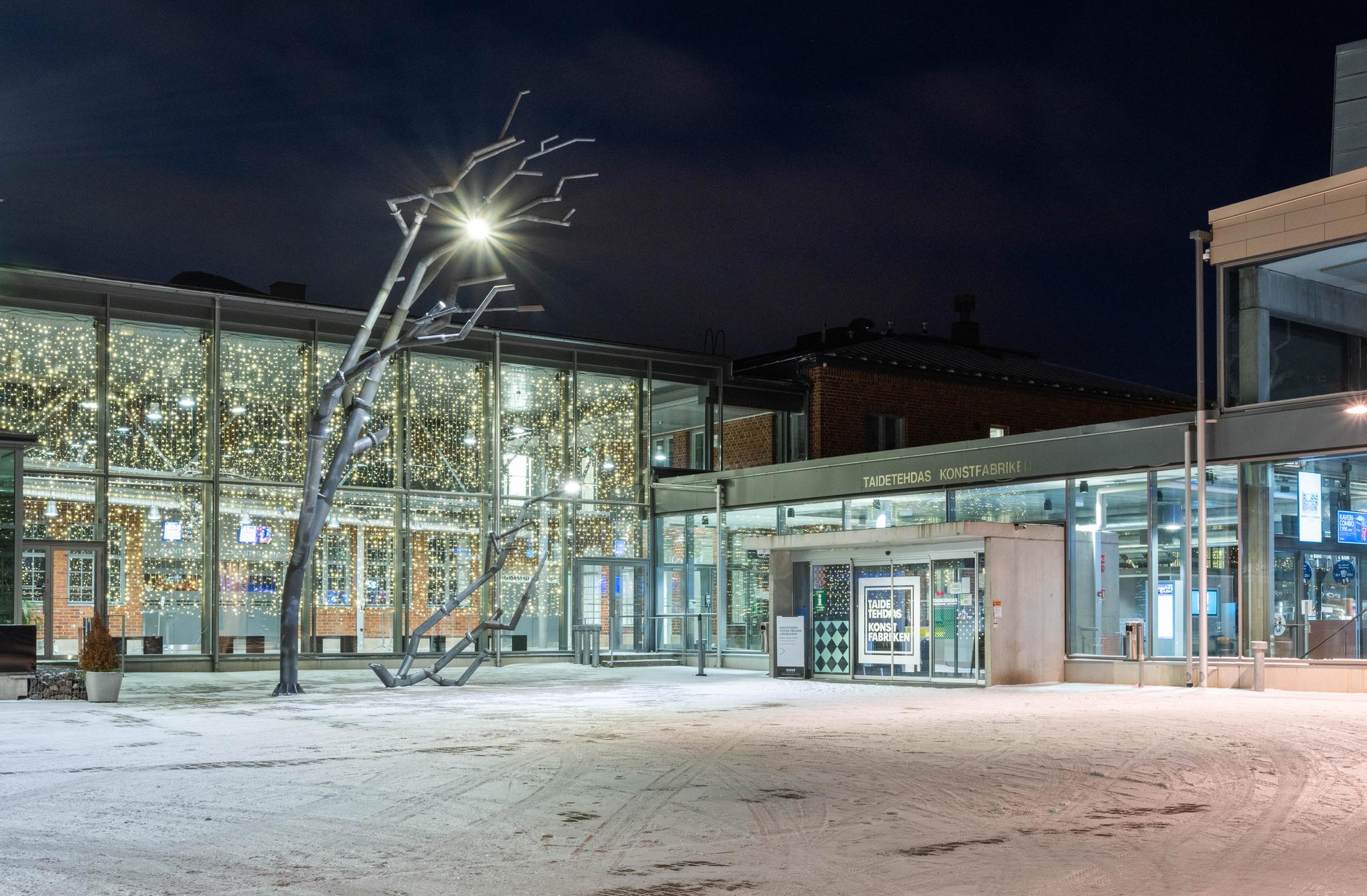 Taidetehtaan sisäpiha talvella