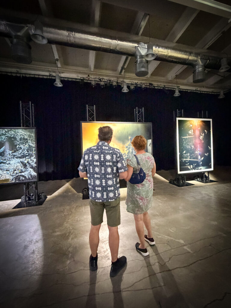 Fotografiskas utställning i Fabrikssalen.