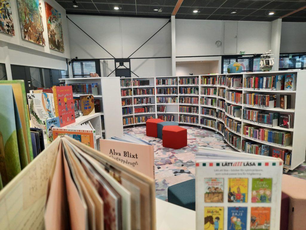 Borgå stadsbiblioteks barnbibliotek, hyllor och böcker.