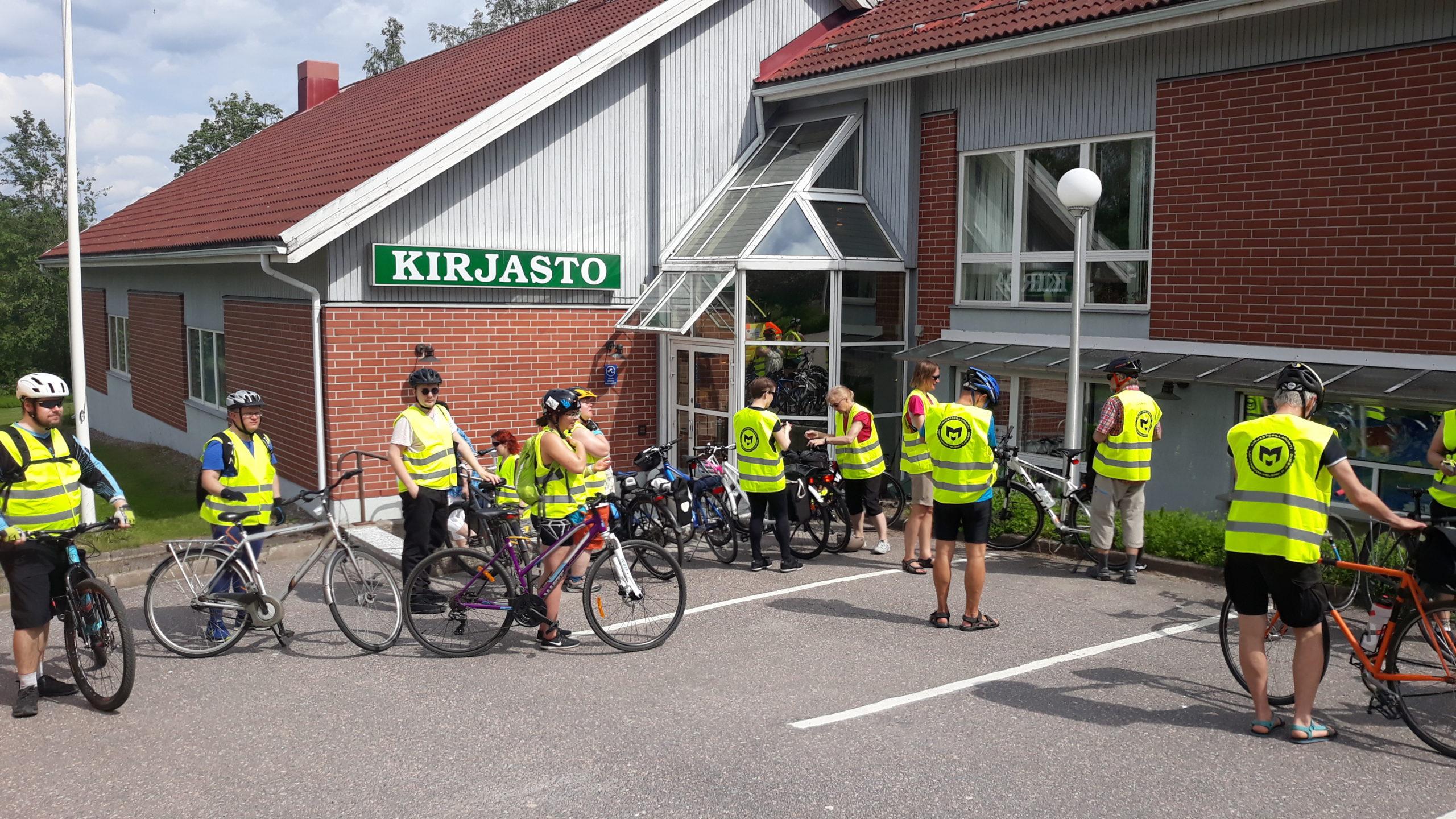 Kirjastofillaroijat tauolla kirjaston pihamaalla.