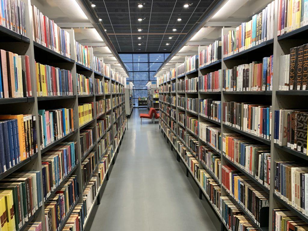 Kirjahyllyjä kirjastossa.