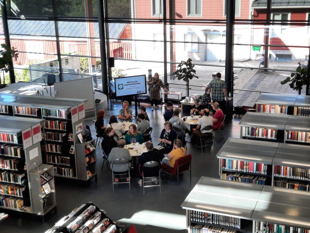 Osaamiskeskustelu ja keskustelevia ihmisiä Porvoon kirjastossa.