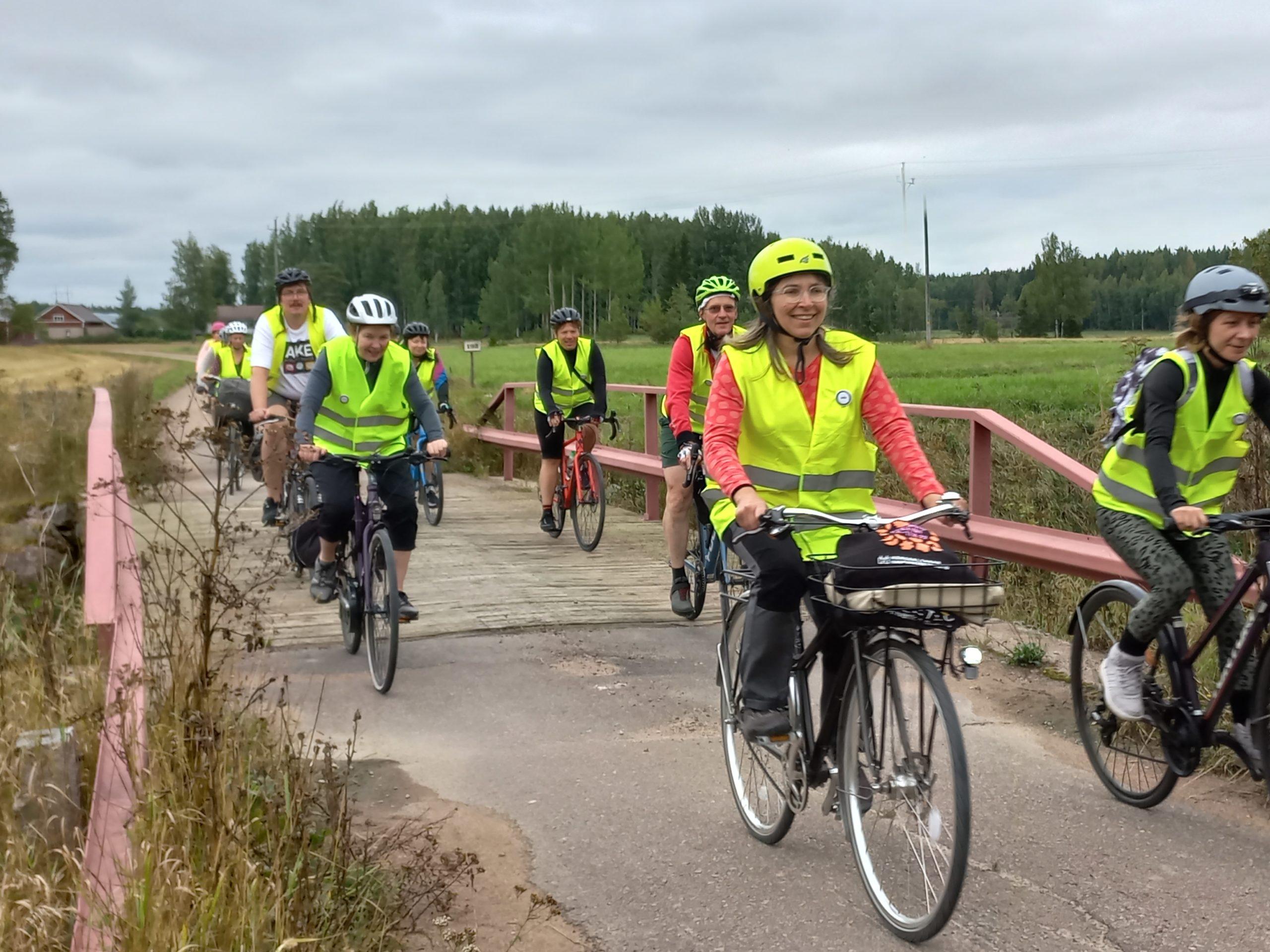 Pyöräilijöitä pyöräilemässä ja osallistumassa kirjastofillarointiin.