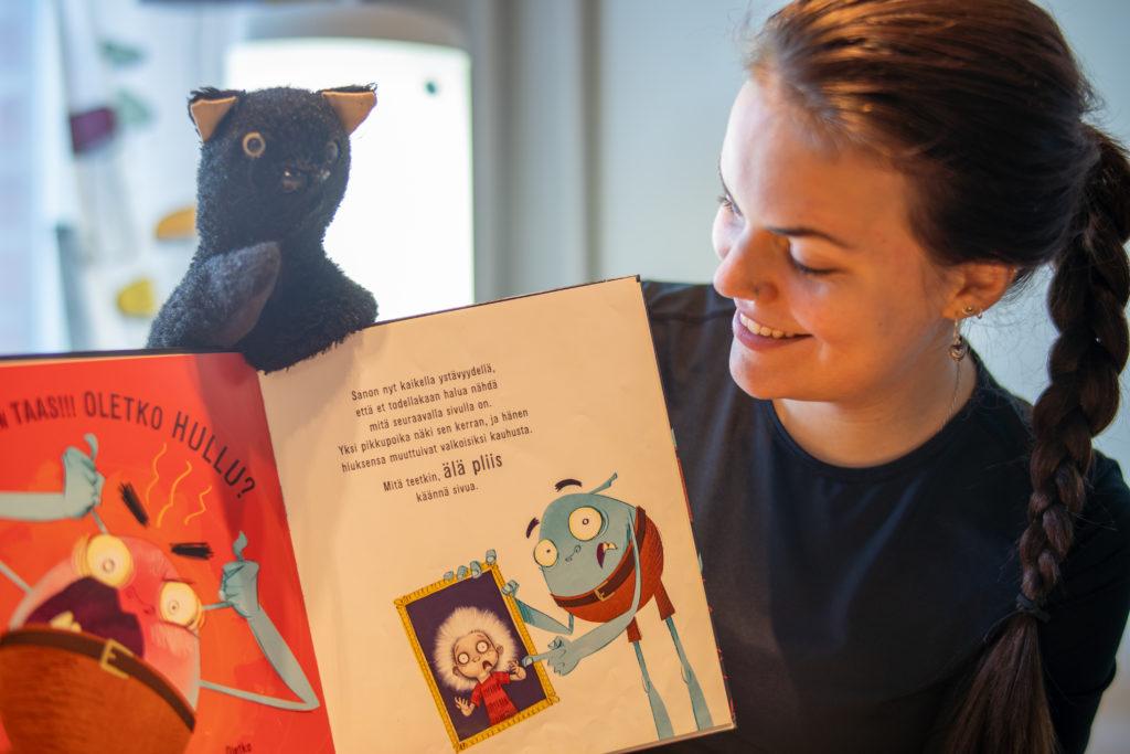 Kirjastolainen esittelee kirjaa.