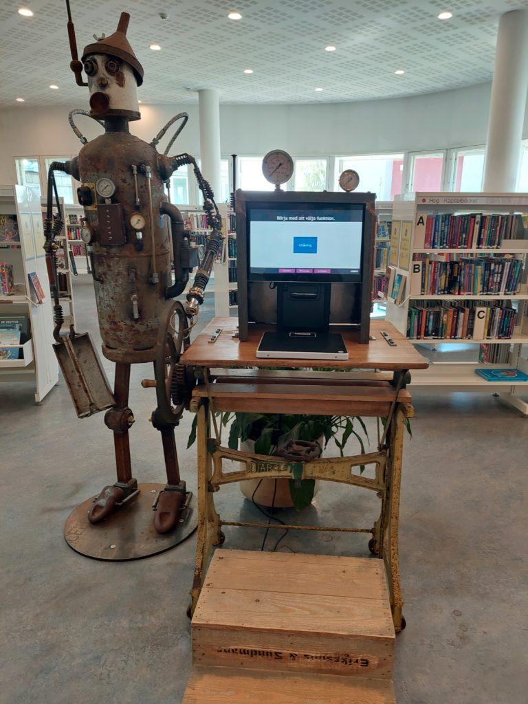 Låneautomat, robot och bokhyllor.