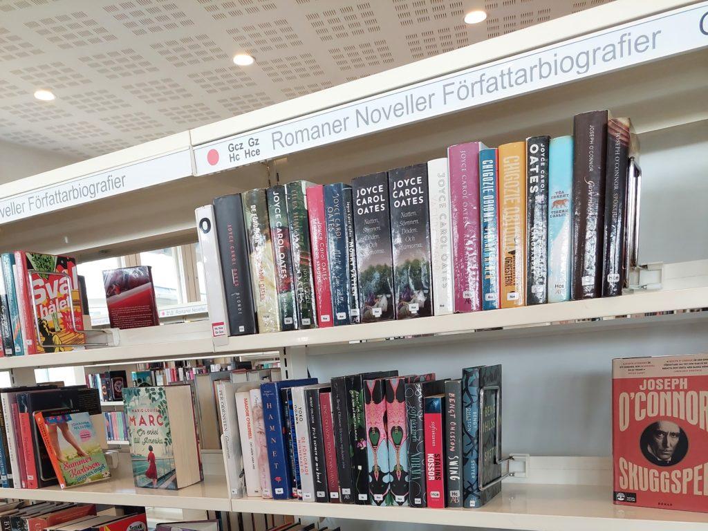 Kirjoja hyllyssä ja teksti Romaner Noveller och Författarbiografier.