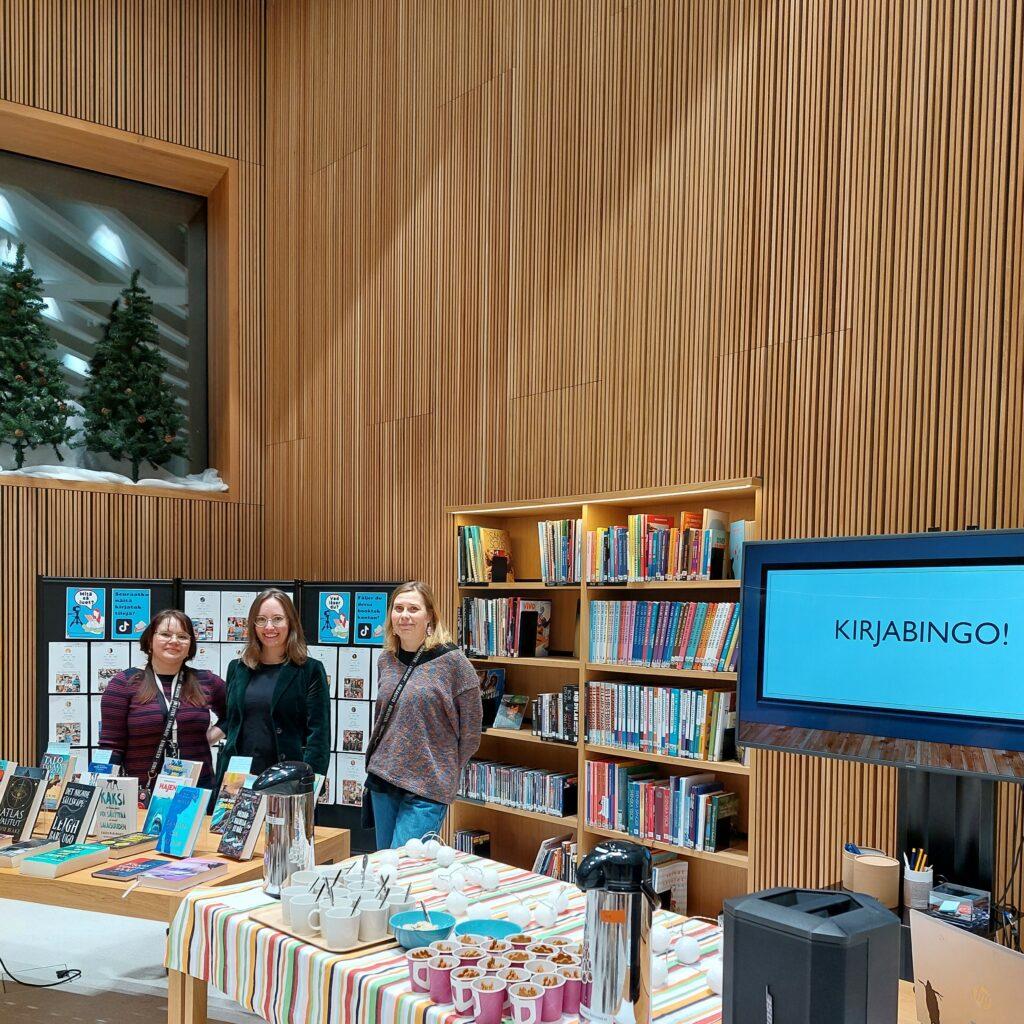 Ett evenemang i ett bibliotek, människor, böcker och kaffeservering.