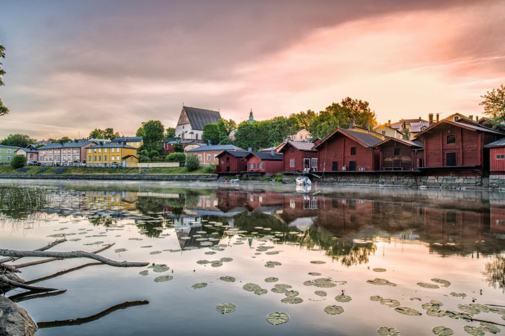 Vanhan Porvoon jokimaisema iltaruskossa