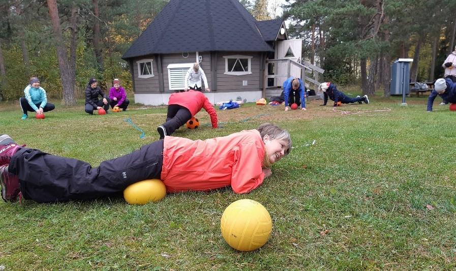 Liikkuvat Lillit. Barnen och vuxna motionerar.