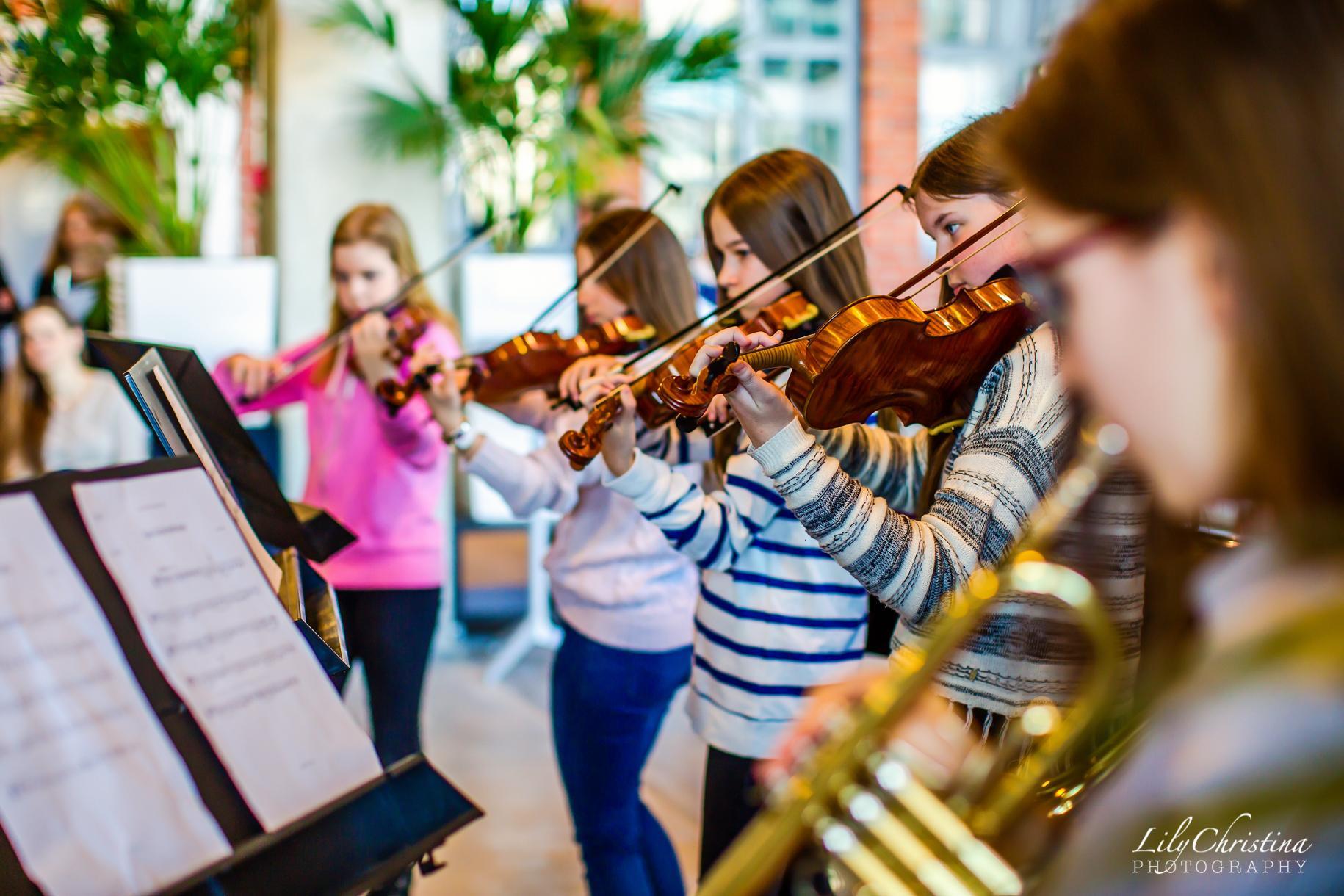 Lapset soittavat. Barnen spelar olika instrument.