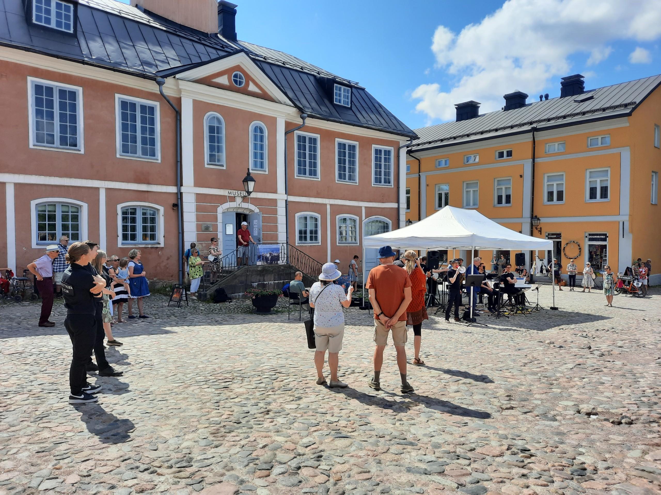 Raatihuoneen tori. Rådhustorget.