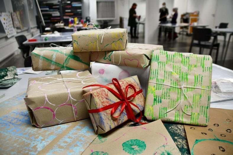 useita lahjapaketteja kääritty käsin koristelluihin lahjapapereihin
