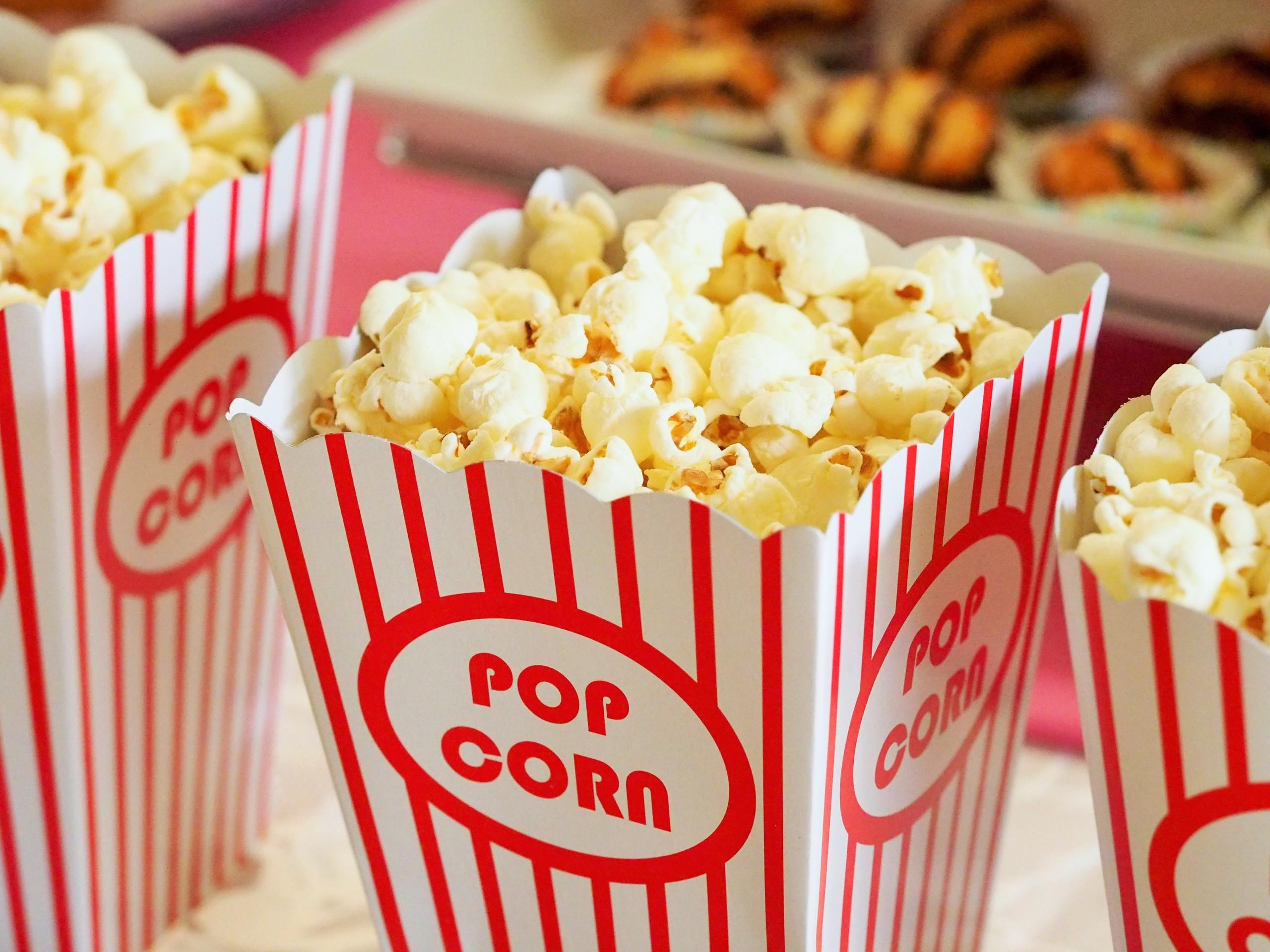 punavalkoinen rasia täynnä popcorneja