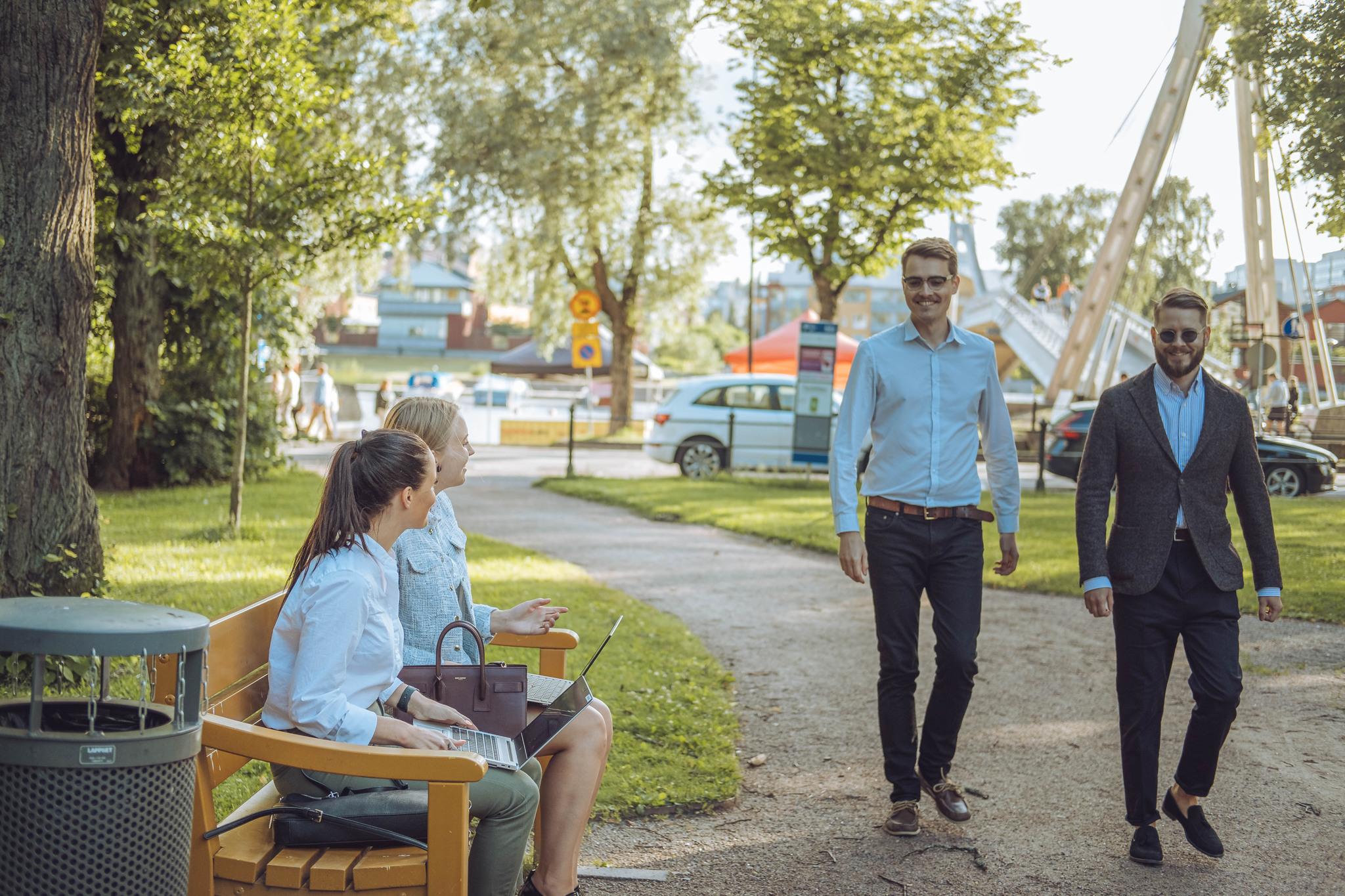 Ihmisiä puistossa.