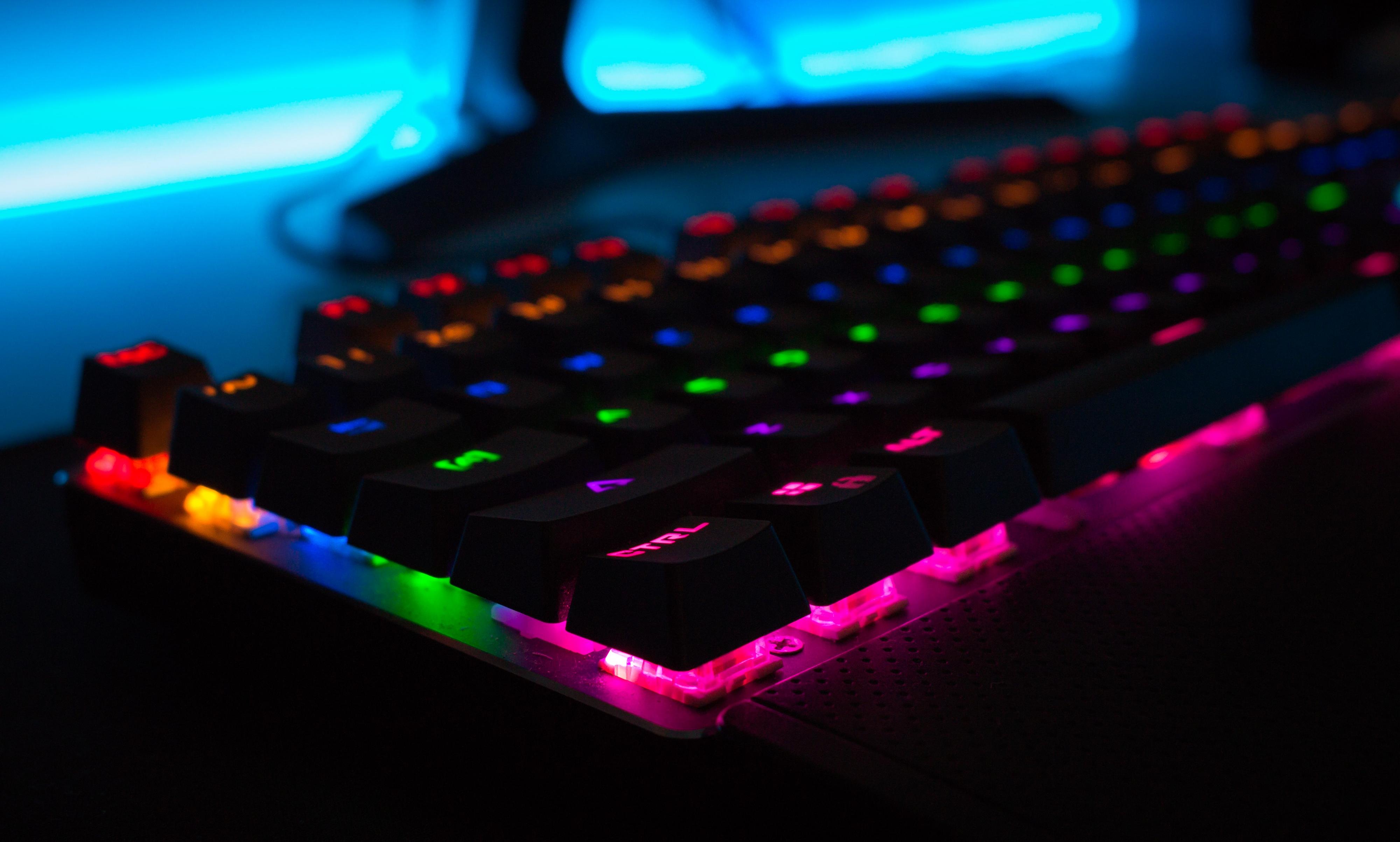 Näppäimistö ja LED RGB-värit