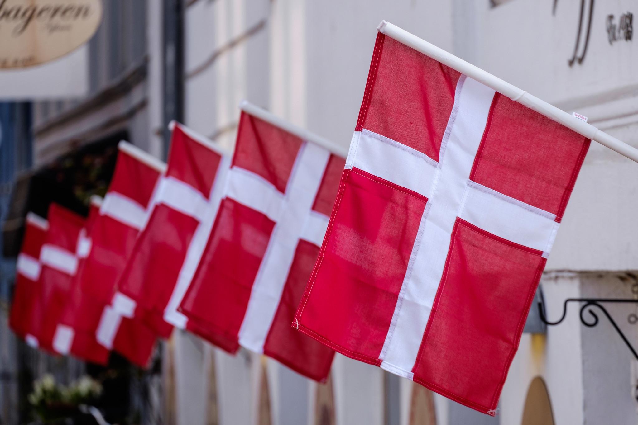 Tanskan lippuja rivissä.
