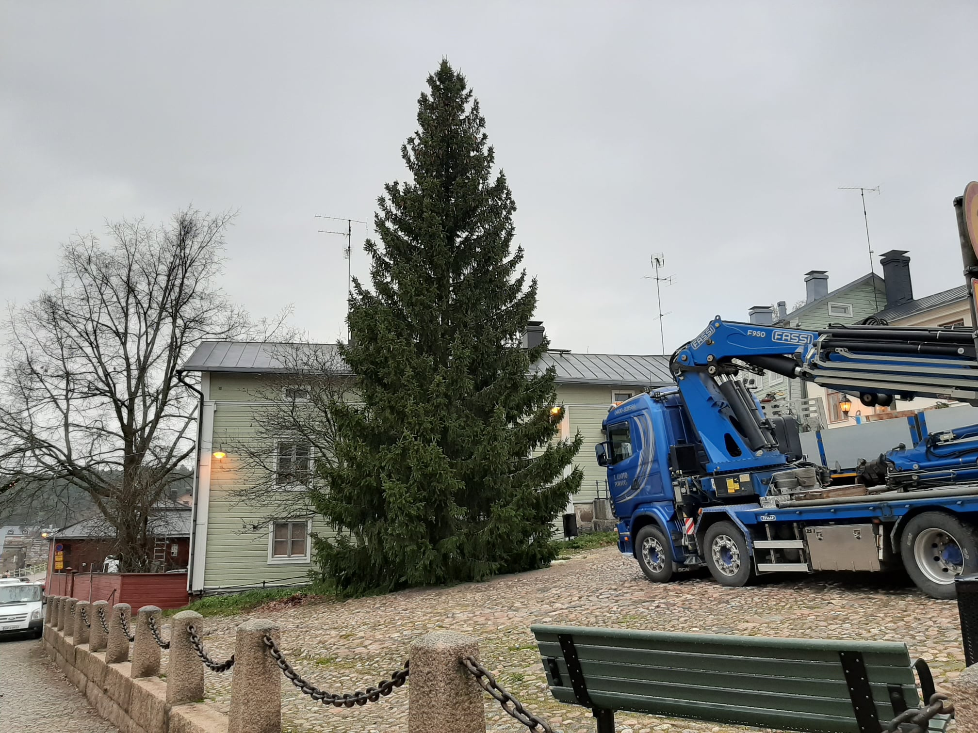 Joulukuusen nosto Raatihuoneen torilla.