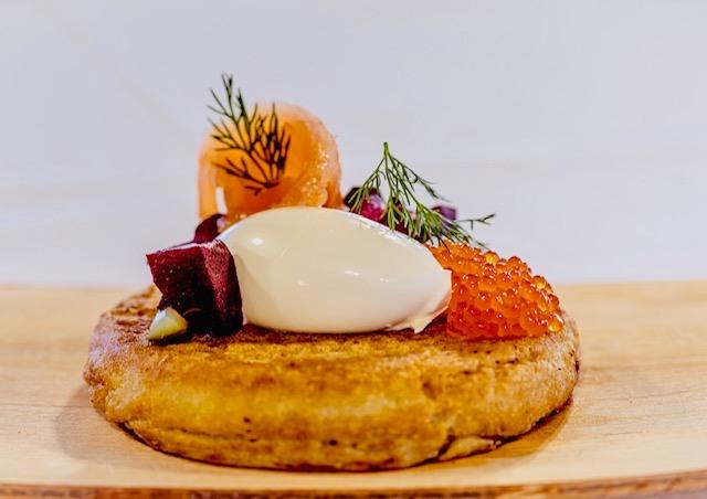Blini ja lisukkeet päällä.