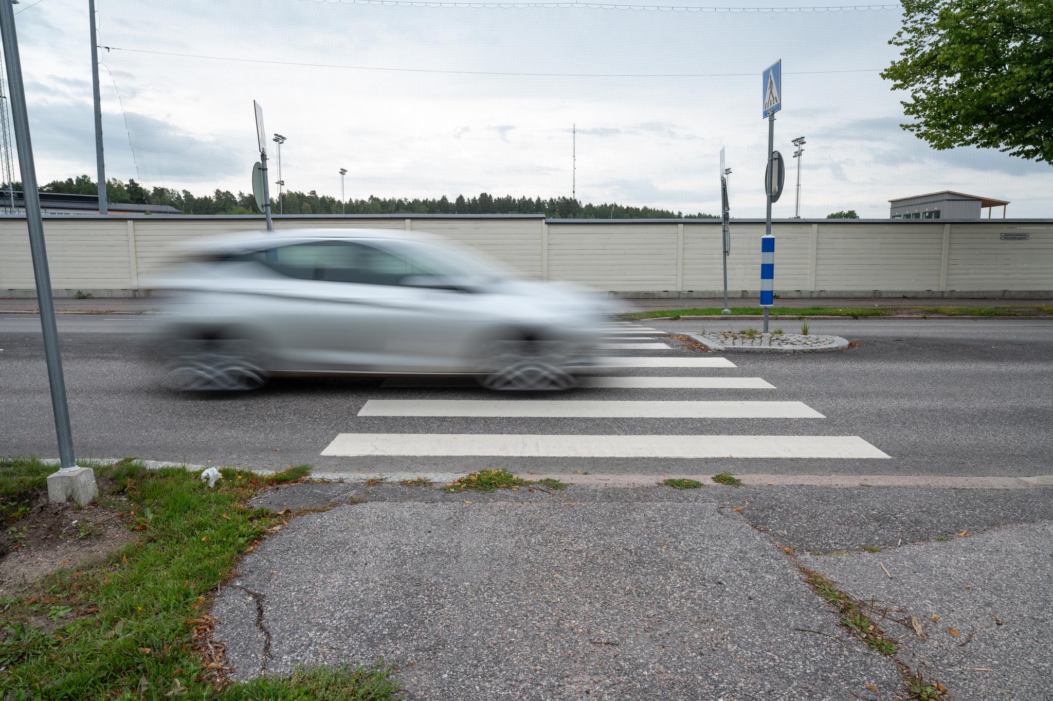 Auto suojatiellä.