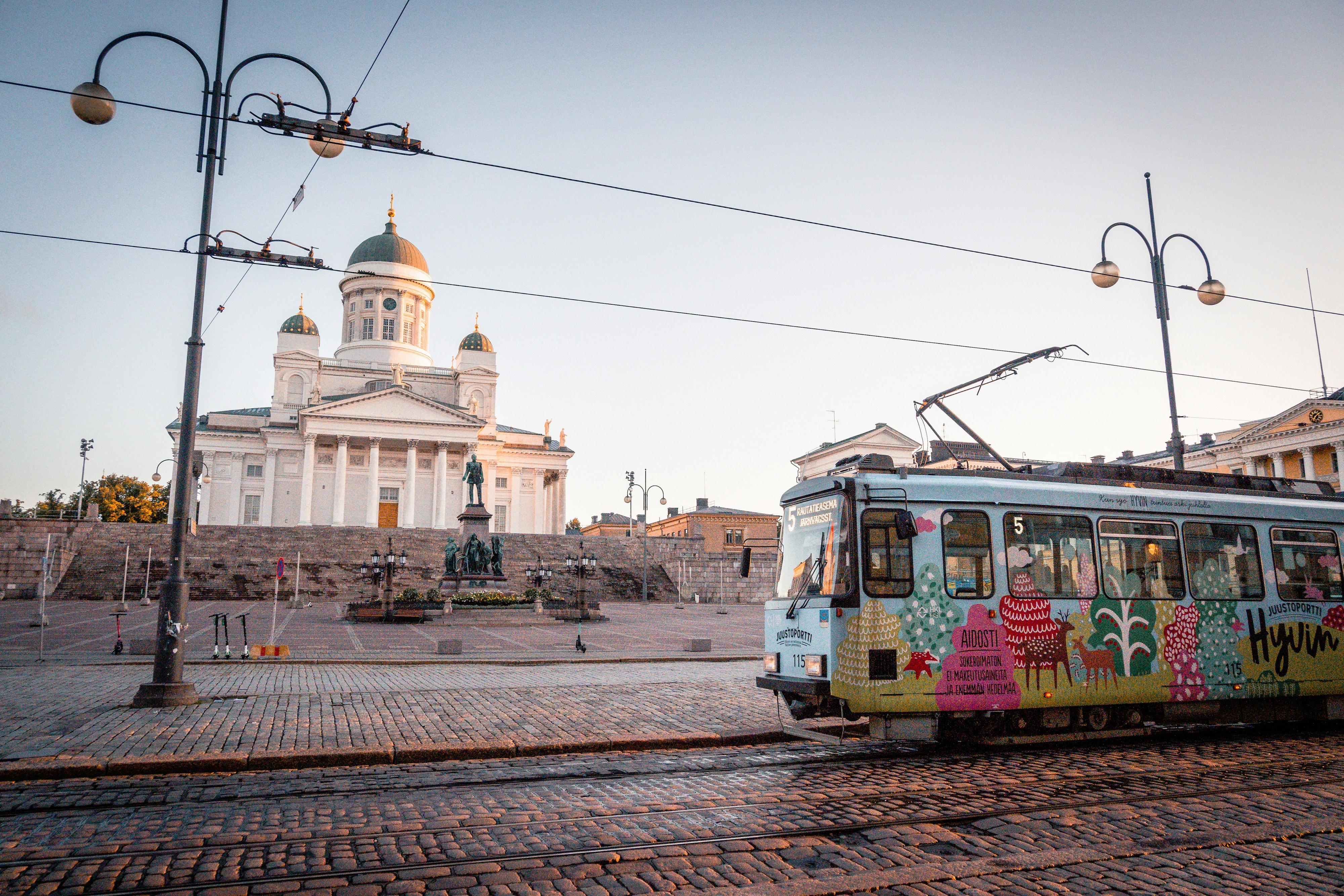 Helsingin rauhallinen Senaatintori, tuomiokirkko sekä raitiovaunu