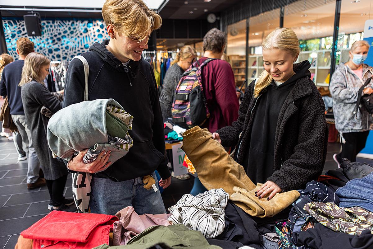 Nuoret katselavat vaatteita vaatteidenvaihtopäivässä