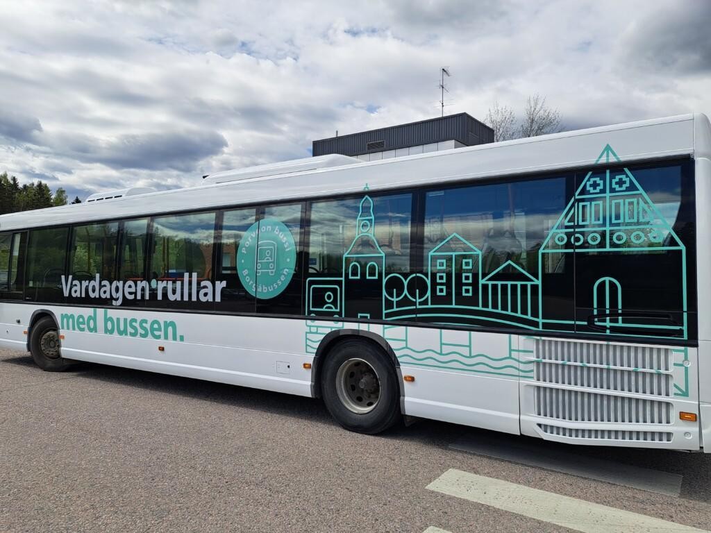 Bussin kyljessä teippaukset ja teksti Vardagen rullar med bussen.