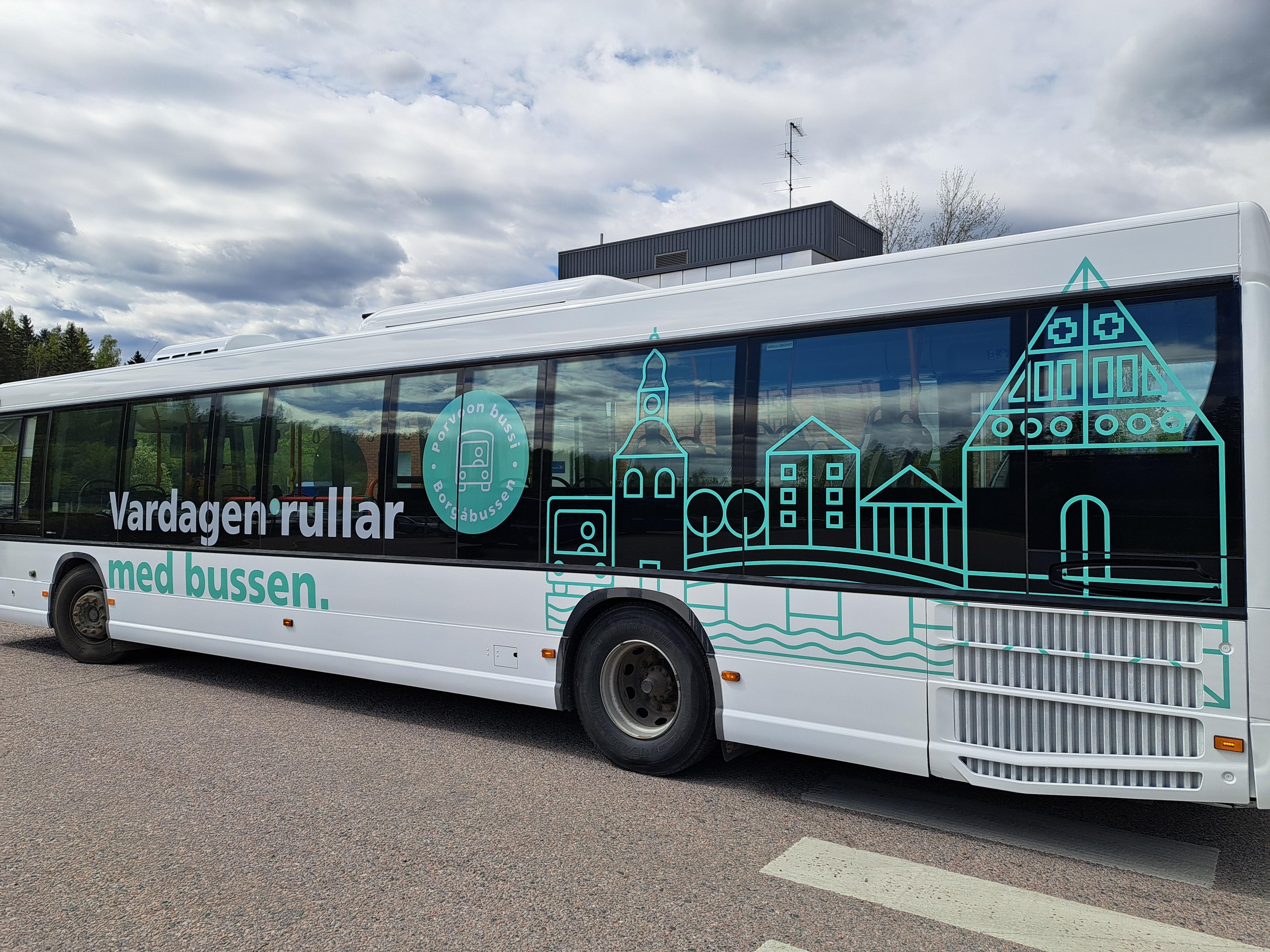 Bussin kyljessä teippaukset ja teksti Vardagen rullar med bussen.