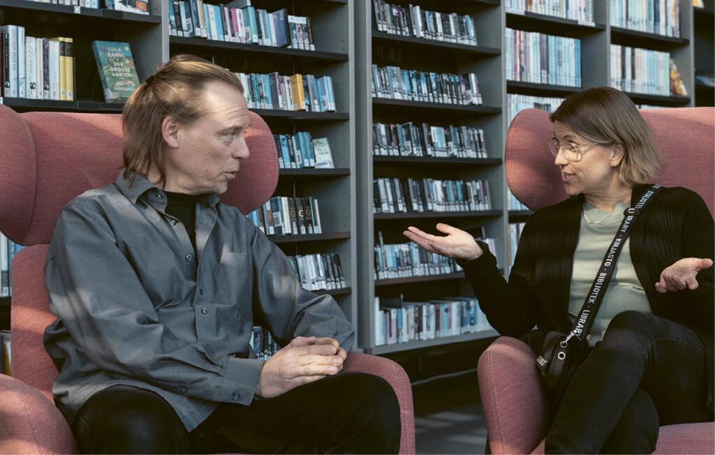Malin Holmström ja Tomi Lassi keskustelevat.