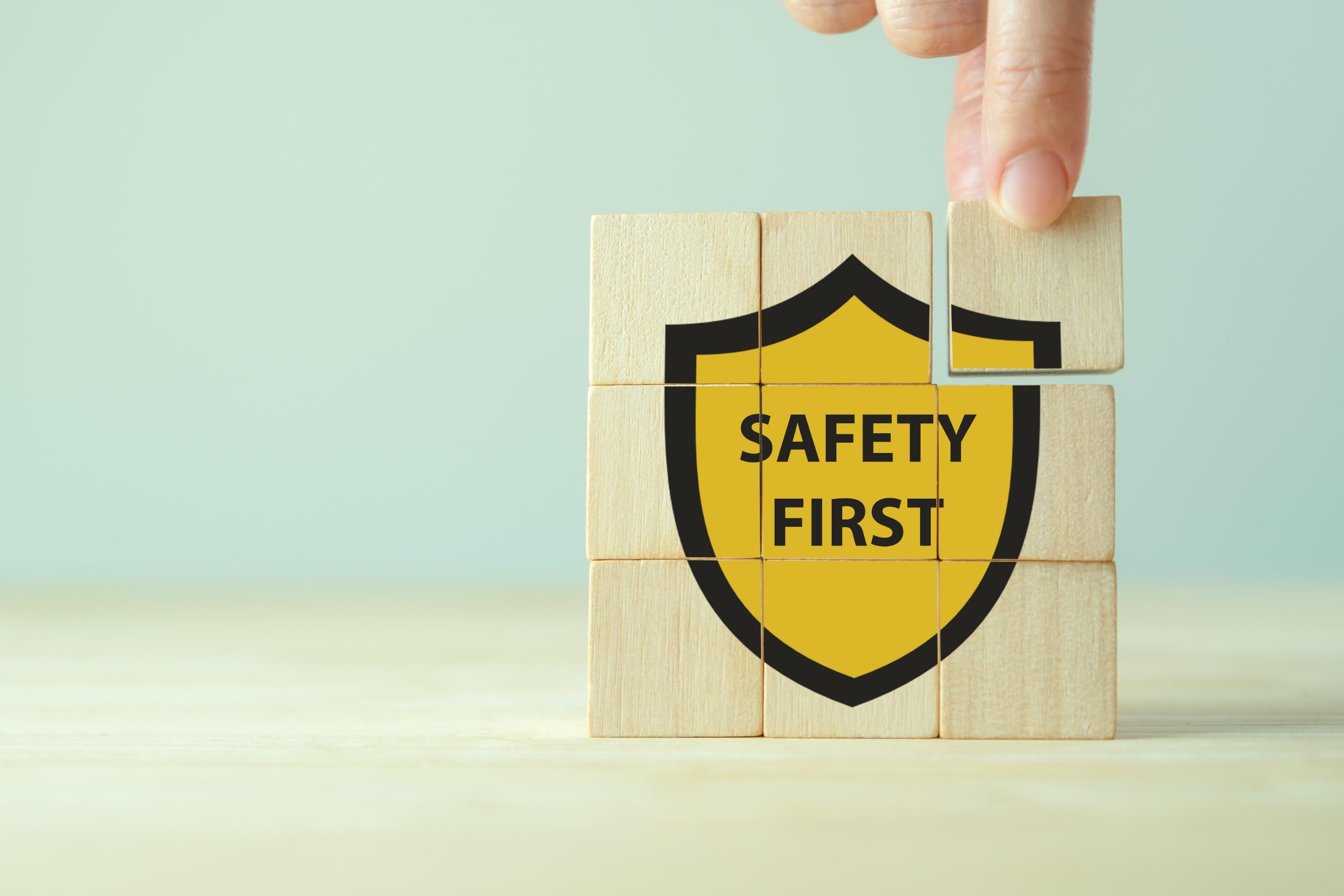 Yhdeksän palan palapeli, johon muotoutunut teksti SAFETY FIRST.
