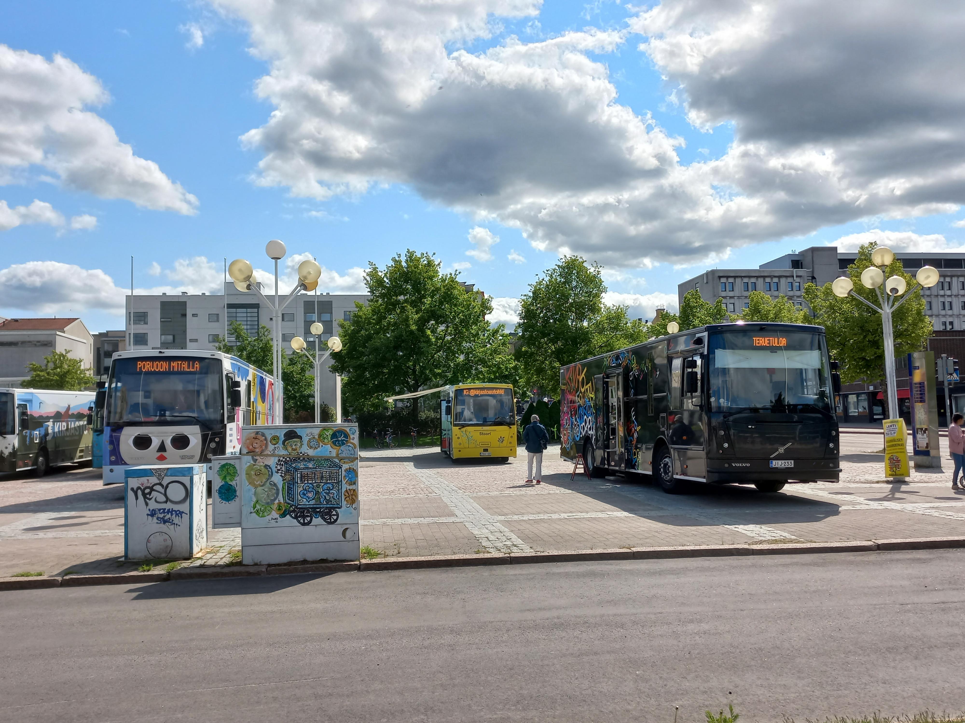 Kolme kirjastoautoa.