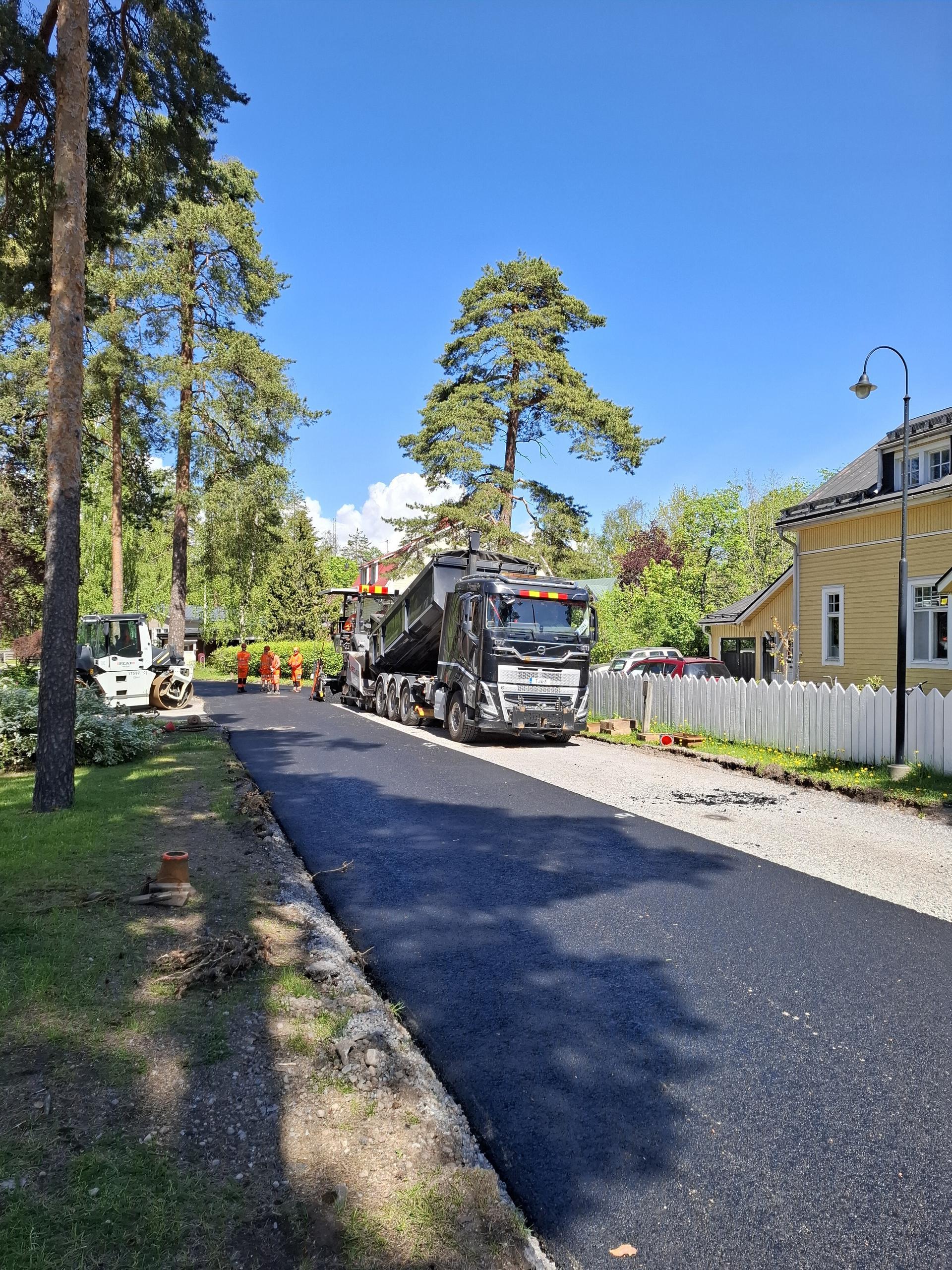 Kadun asvaltointi käynnissä.