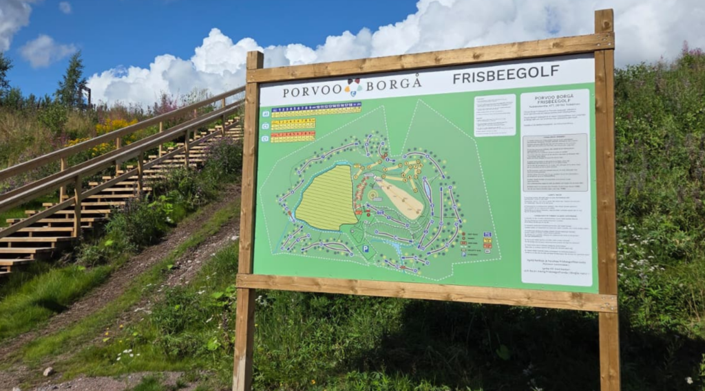Frisbeegolf-kentän infotaulu.