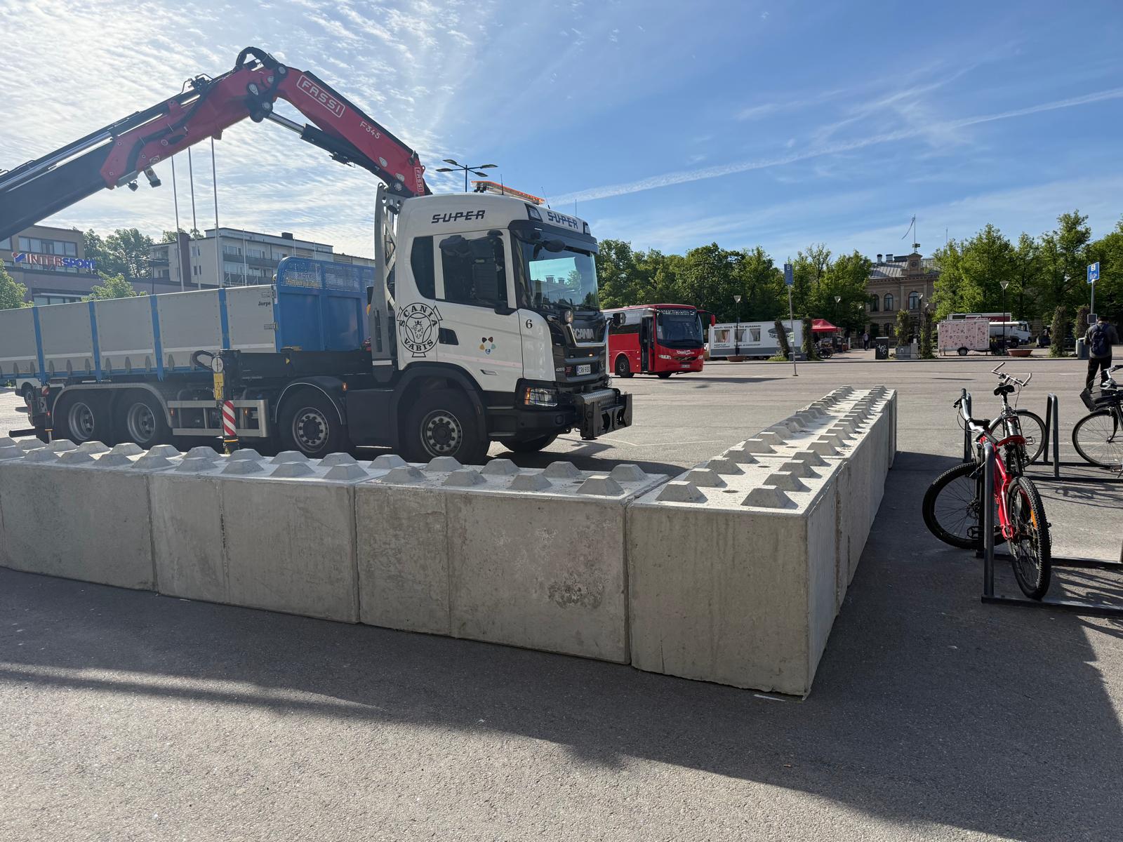 Torilla rakennetaan koripalloaitausta.