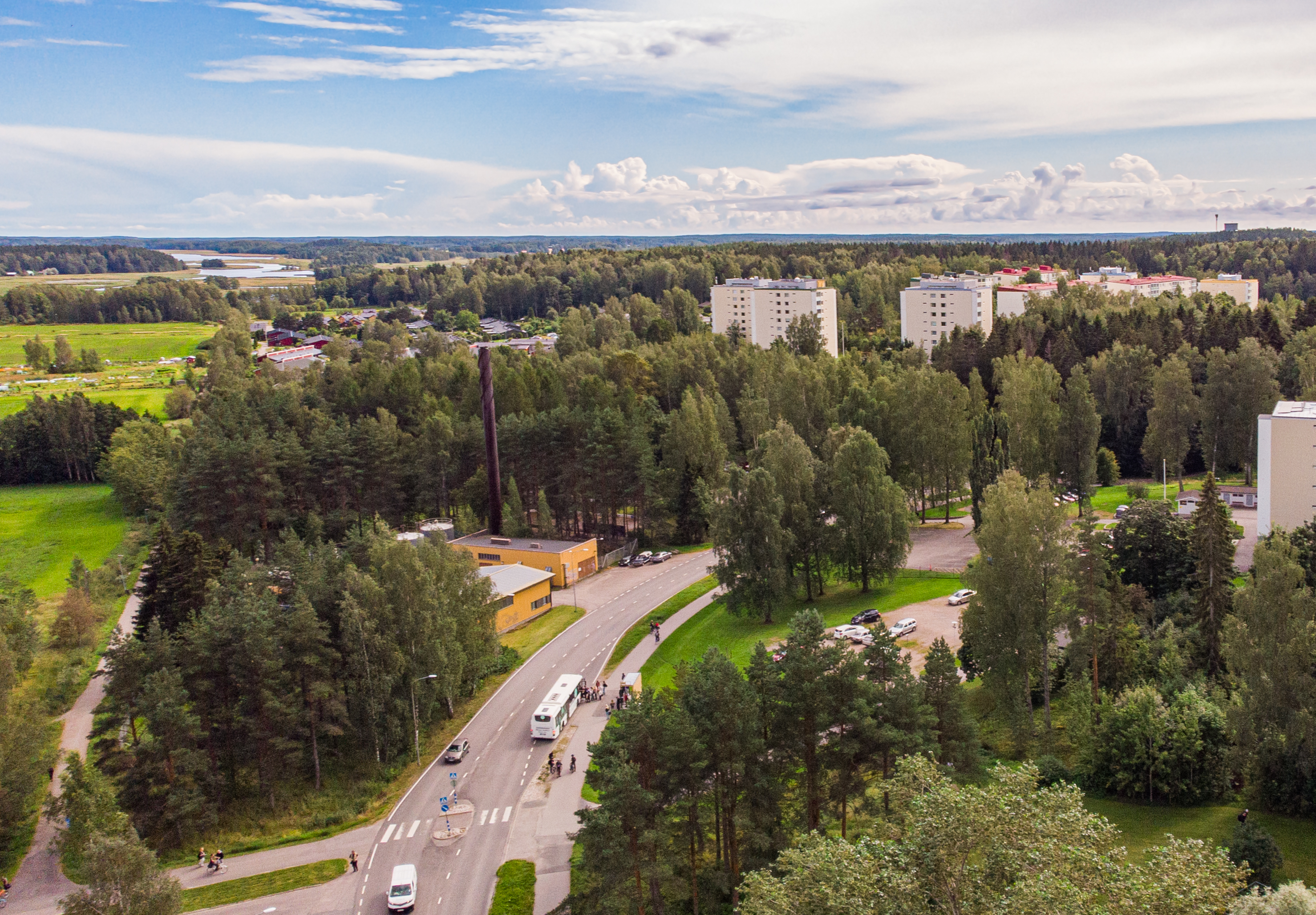 Porvoon bussi pysähtyy yläkoulun pysäkille. Kadun varrella on metsää ja taustalla näkyy kerrostaloja.