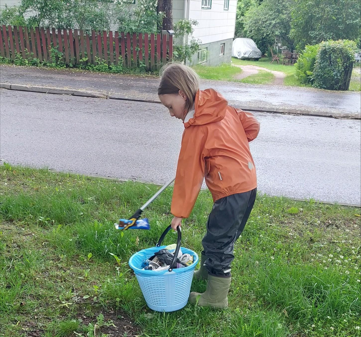 En ung kille plockar skräp.