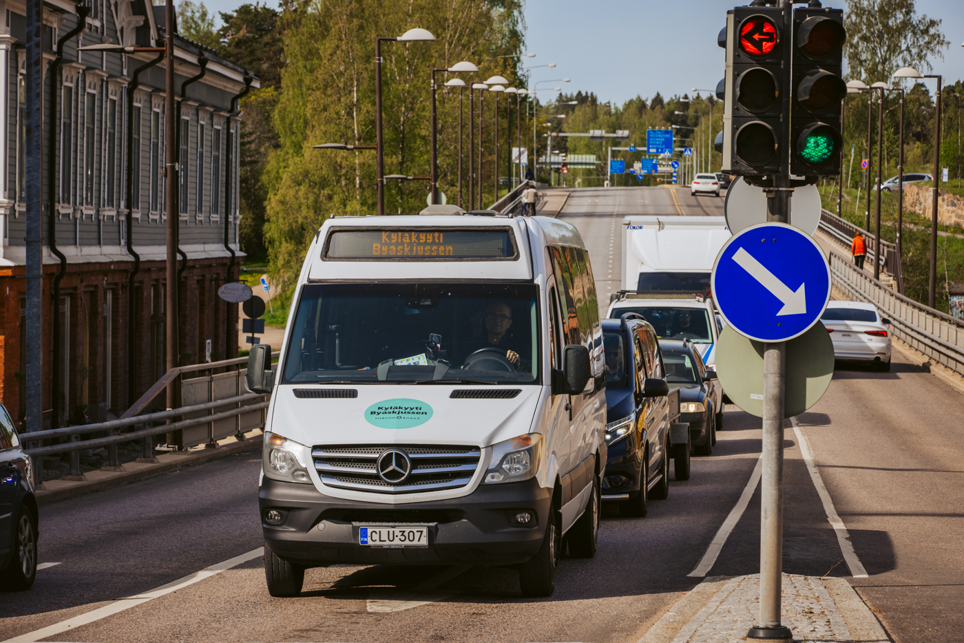 Kyläkyytiauto liikennevaloissa.
