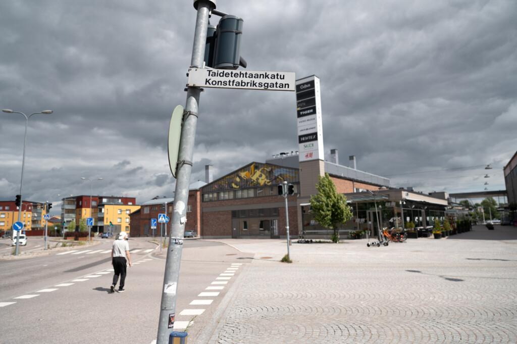 Jalankulkija jalkakäytävällä.
