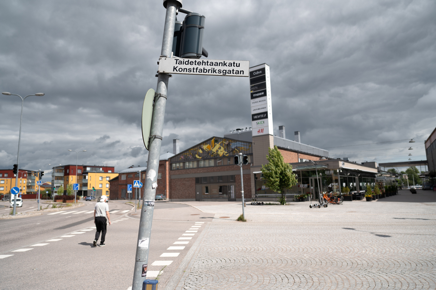 Jalankulkija jalkakäytävällä.