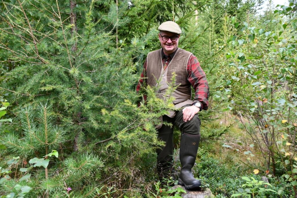 Råmossan isäntä Jussi Pekkinen metsässä.