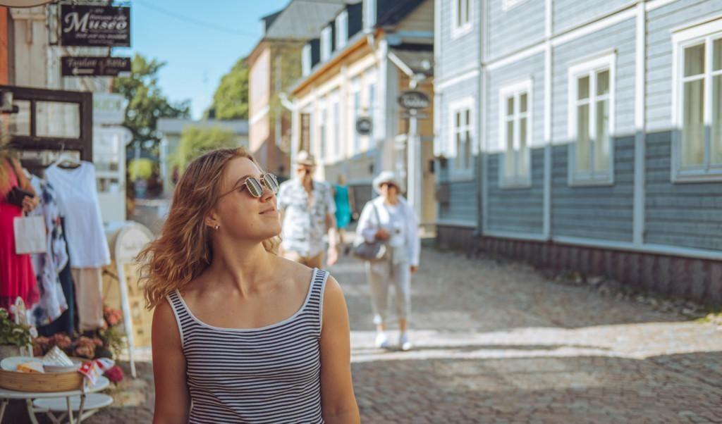 Nainen Vanhassa Porvoossa