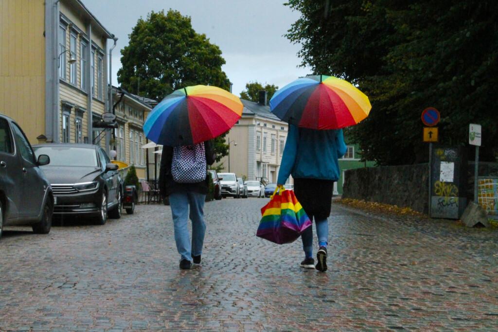 Sateenkaarisateenvarjot mukulakivikadulla