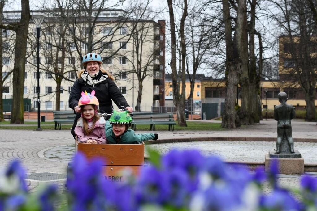Raila Lassila lapsineen Porvoossa nauttimassa pyöräilystä.