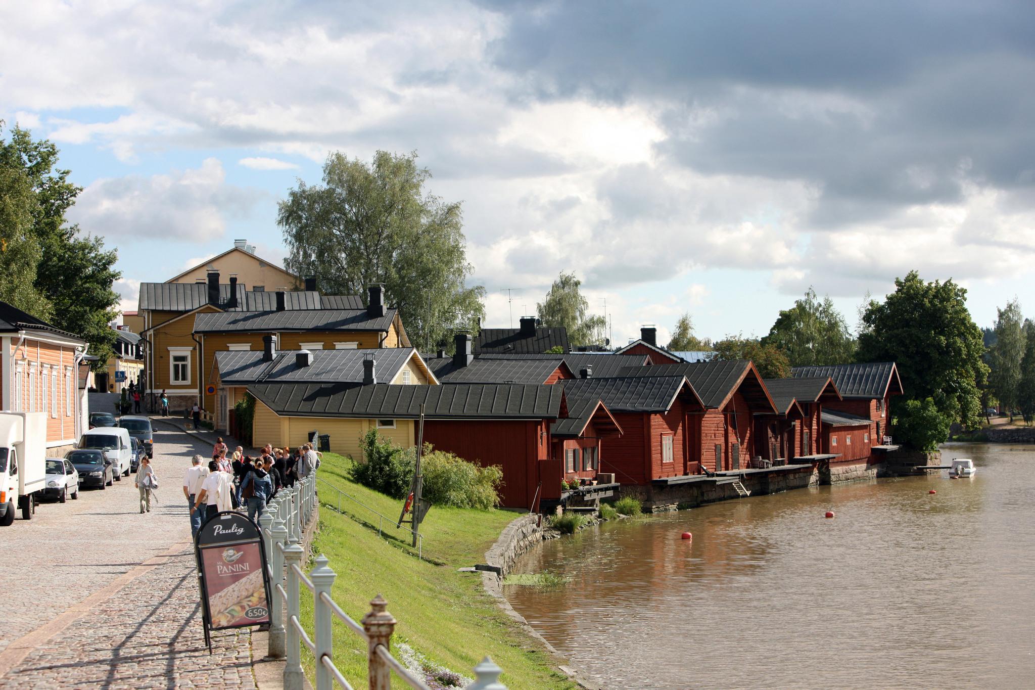 Porvoonjoki ja ranta-aitat.