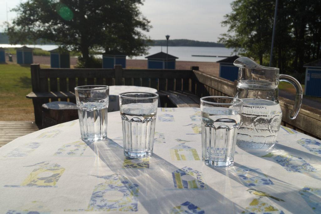 Pöydällä juomalaseja ja vesikannu.